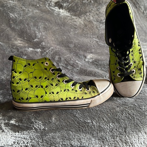 Glow in the dark alien shoes! - Picture 1 of 1